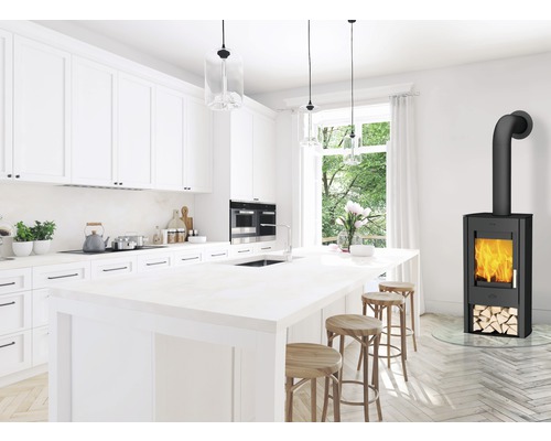 Cuisine lumineuse avec poêle à bois indépendant, îlot de cuisine et tabourets.
