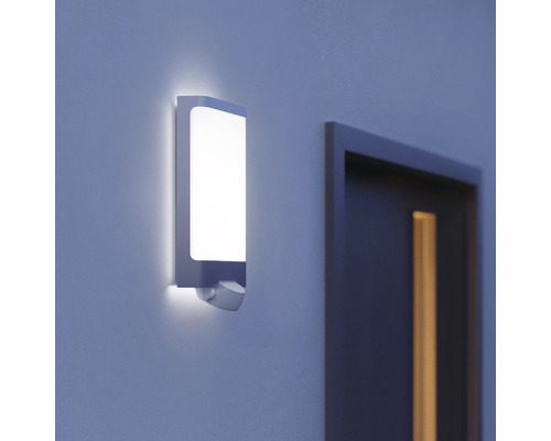 Applique murale avec détecteur de mouvement sur un mur de maison à côté d''une porte