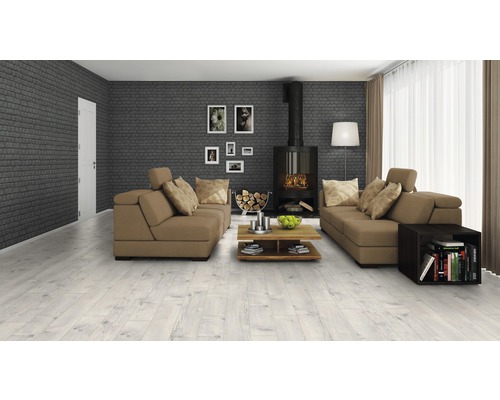 Salon avec sol stratifié, canapé et cheminée