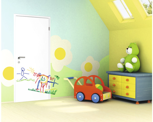 Kinderzimmer mit weisser Tür, bemalt mit Kinderzeichnungen, Spielzeugauto und Kommode
