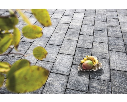 Pavés gris avec des fruits sur un plateau à l''extérieur.