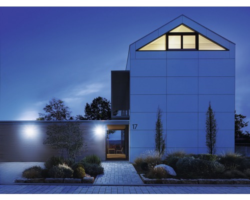 Maison d''habitation moderne avec éclairage de façade et allée pavée