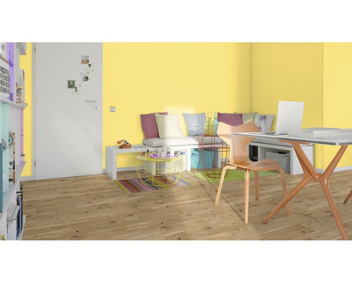 Helles Arbeitszimmer mit Schreibtisch, Stuhl und Sitzgelegenheit vor gelber Wand