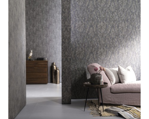 Intérieur avec différents modèles de papiers peints, commode et décoration