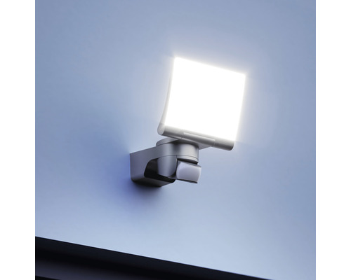 Quadratische Aussenleuchte mit Bewegungsmelder an einer Wand