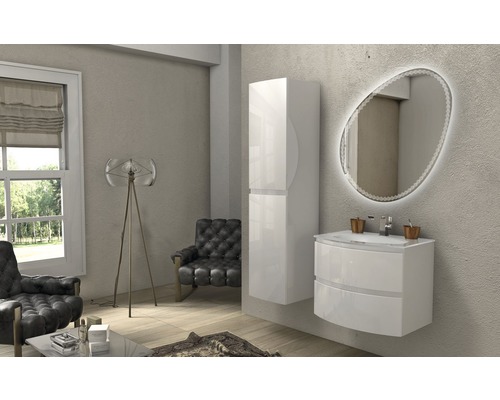 Badezimmer mit Waschbeckenunterschrank, Spiegelschrank und Hochschrank in Weiß