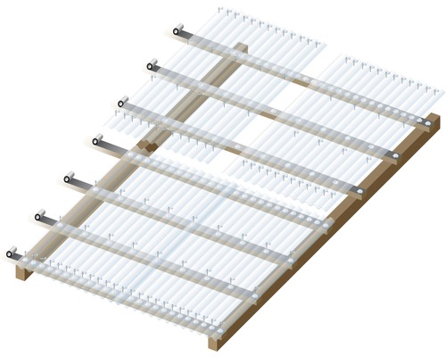 Toiture avec plaques ondulées transparentes sur une structure en bois