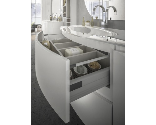 Helles Badezimmerinterieur mit offenem Schubladenelement unter einem Waschbecken