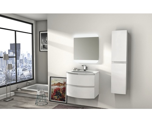 Badezimmer-Szene mit Waschtischunterschrank, Spiegel und Hochschrank in einem hellen und modernen Design.