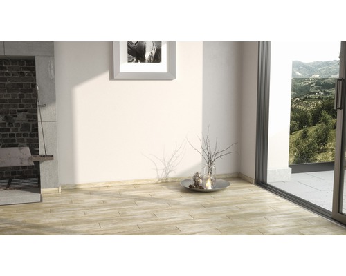 Heller Raum mit Holzboden, Grill, Dekoration und Fenster