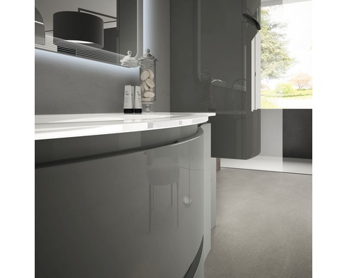 Badezimmer mit Waschbecken, Spiegel und Dusche in modernem Design.