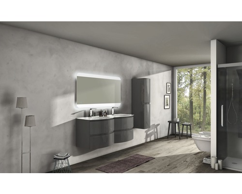 Modernes Badezimmer mit Waschtisch, Spiegel mit Beleuchtung, Hochschrank und Fenster mit Blick auf den Wald