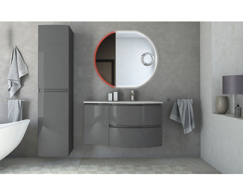 Modernes Badezimmer mit Waschtisch, Spiegel und Hochschrank