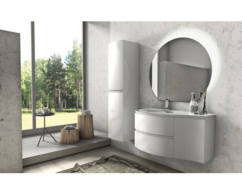 Salle de bains moderne avec meuble sous-vasque, armoire de toilette et fenêtre