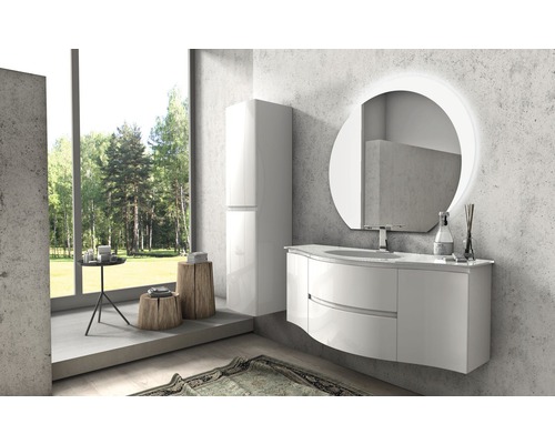 Salle de bain moderne avec lavabo, armoire de toilette et vue sur la fenêtre