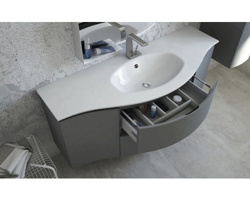 Salle de bain moderne avec meuble sous-lavabo, lavabo et tiroir ouvert pour ranger les accessoires de salle de bain.