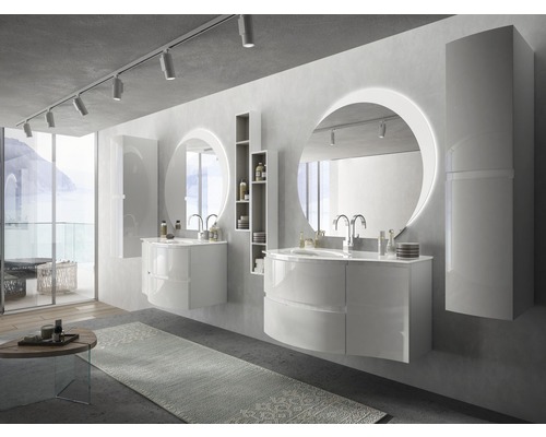 Salle de bains lumineuse avec deux lavabos, miroirs ronds avec éclairage et armoires hautes assorties.