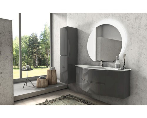 Salle de bains moderne avec lavabo, armoire de toilette, miroir et fenêtre avec vue sur la verdure