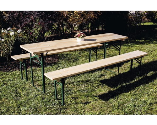 Garniture de brasserie avec table en bois et deux bancs dans le jardin