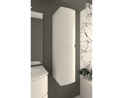 Badezimmer mit Hochschrank und Waschtischunterschrank