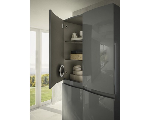 Armoire de salle de bain brillante avec étagères et porte ouverte