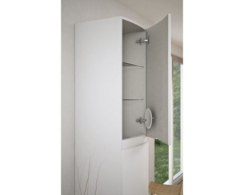 Une armoire de salle de bain blanche avec des étagères ouvertes et une décoration en forme de branche