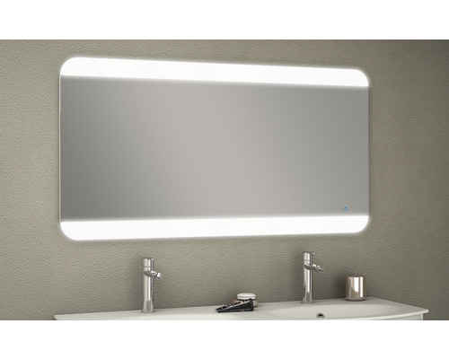 Miroir rectangulaire avec éclairage dans la salle de bain