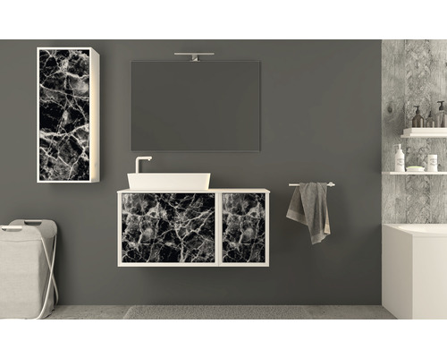 Badezimmer mit Waschbecken, Spiegelschrank und Hochschrank in Marmoroptik