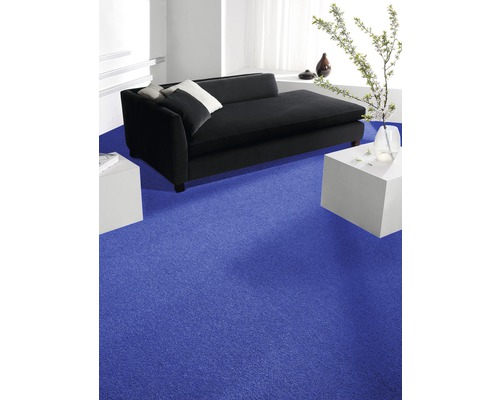 Wohnzimmer mit blauem Teppichboden, Sofa und Beistelltischen