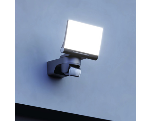 LED-Aussenstrahler mit Bewegungsmelder zur Wandmontage