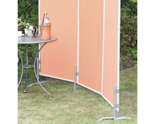 Scène de jardin avec séparateur de pièce, table et décoration