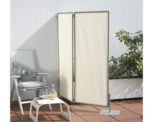 Paravent en tissu en deux parties avec cadre en métal sur une terrasse