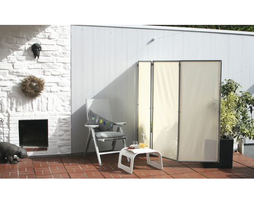 Terrasse avec paravent, chaise et table