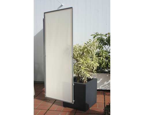 Élément brise-vue à côté d''un bac à plantes à l''extérieur