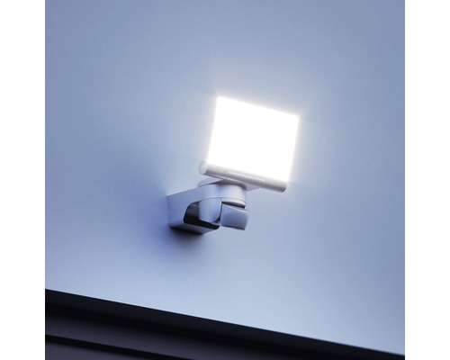 Projecteur LED d''extérieur avec détecteur de mouvement sur un mur