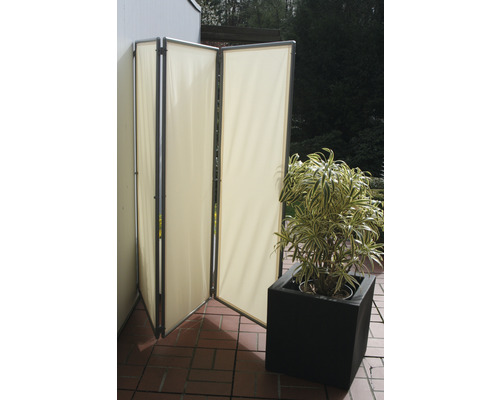 Paravent pliable en tissu à côté d''une plante en pot sur une terrasse.