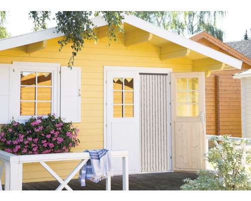 Maison de jardin jaune avec porte en bois ouverte et rideau de protection contre les insectes