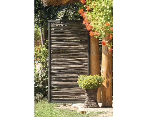 Dekorative Gartenszene mit einem Sichtschutzzaun aus Weide und einem Blumentopf