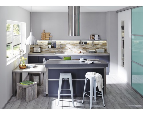 Cuisine claire avec îlot de cuisson, tabourets de bar et table à manger pour une ambiance conviviale