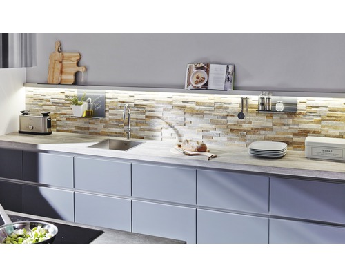 Cuisine avec évier, robinet, ustensiles de cuisine et articles de décoration