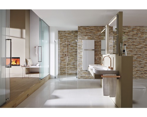 Salle de bains lumineuse avec douche, lavabo, miroir et cheminée