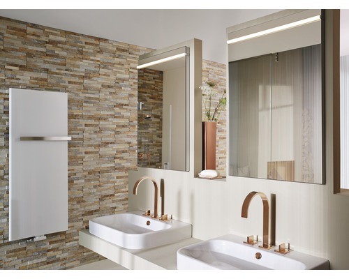 Salle de bains avec double vasque, miroir avec éclairage et radiateur