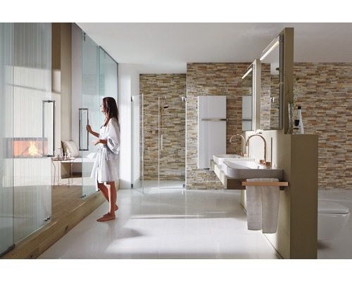 Salle de bains lumineuse avec double vasque, douche et cheminée pour une ambiance moderne et relaxante