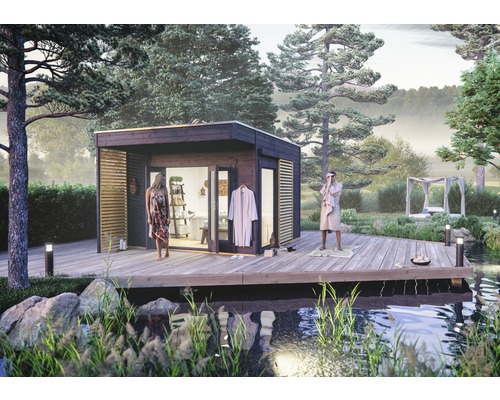 Aussenansicht einer Gartensauna mit Holzterrasse und Personen