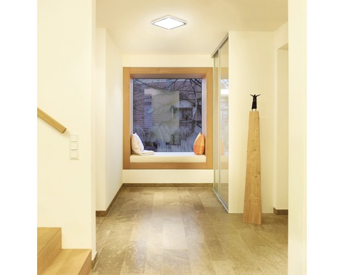 Flur mit quadratischer Deckenleuchte, Fensterbank und Steinfußboden