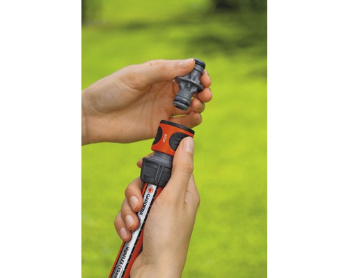 Raccordement d''un tuyau d''arrosage avec un raccord de tuyau.