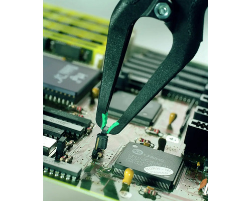 Pince à épiler électronique sur une carte mère d''ordinateur