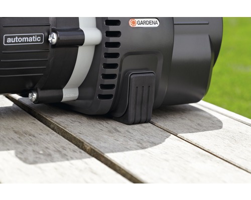 Gardena Hauswasserautomat Detailansicht auf Holztisch