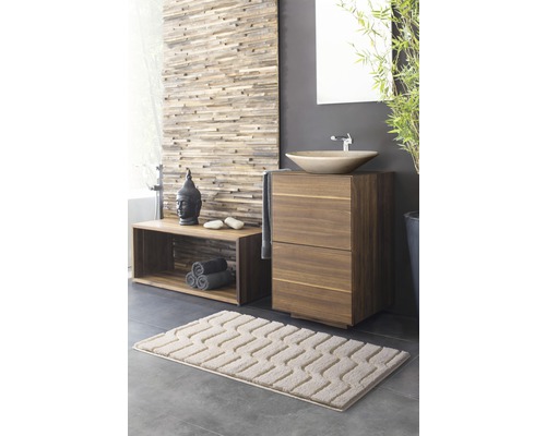 Salle de bains avec meuble-lavabo, miroir, revêtement en bois, tapis de bain et décoration