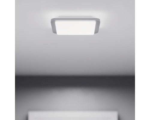 Quadratische Deckenleuchte aus Kunststoff an der Decke